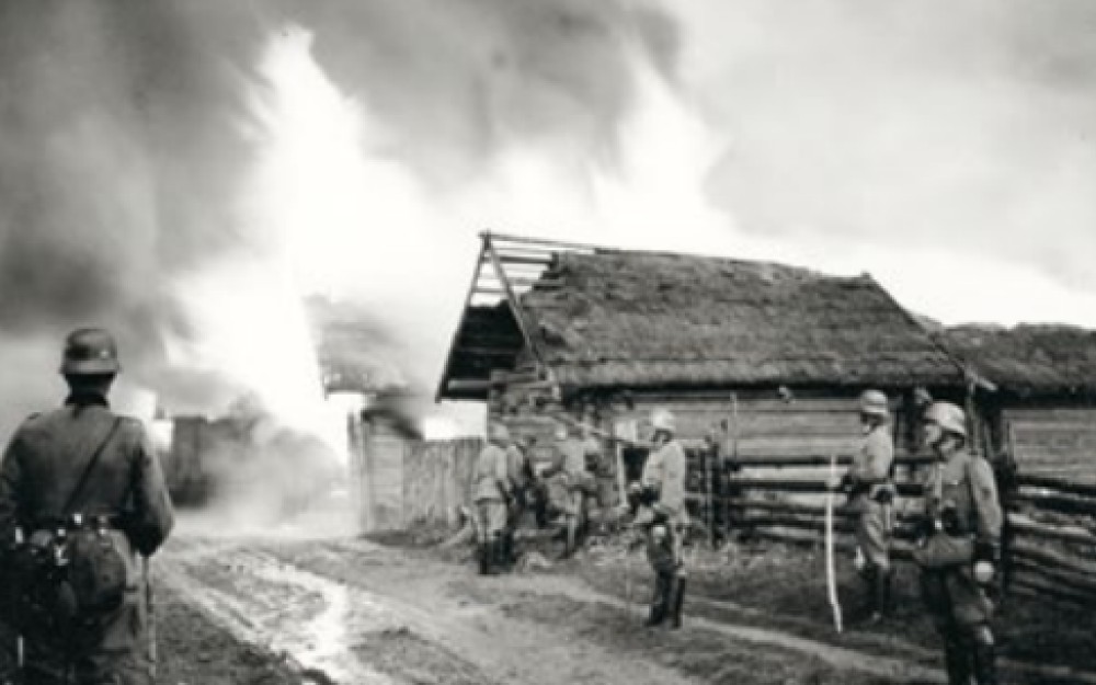 Zerstörung
                                                eines Dorfs in Belarus durch ein Reserve-Polizei-Bataillon,
                                                1941; 