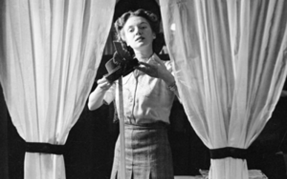 Edith Tudor-Hart, »Hutmacherklasse der Bromley Art School«, London, ca. 1941