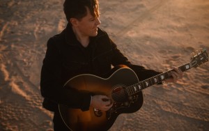 Micheal Patrick Kelly mit Gitarre
