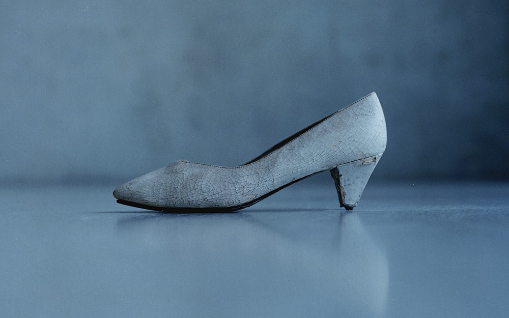 Das Bild
                                                zeigt einen Damenstöcklschuh von der Seite vor einem hellblaugrauen Hintergrund
