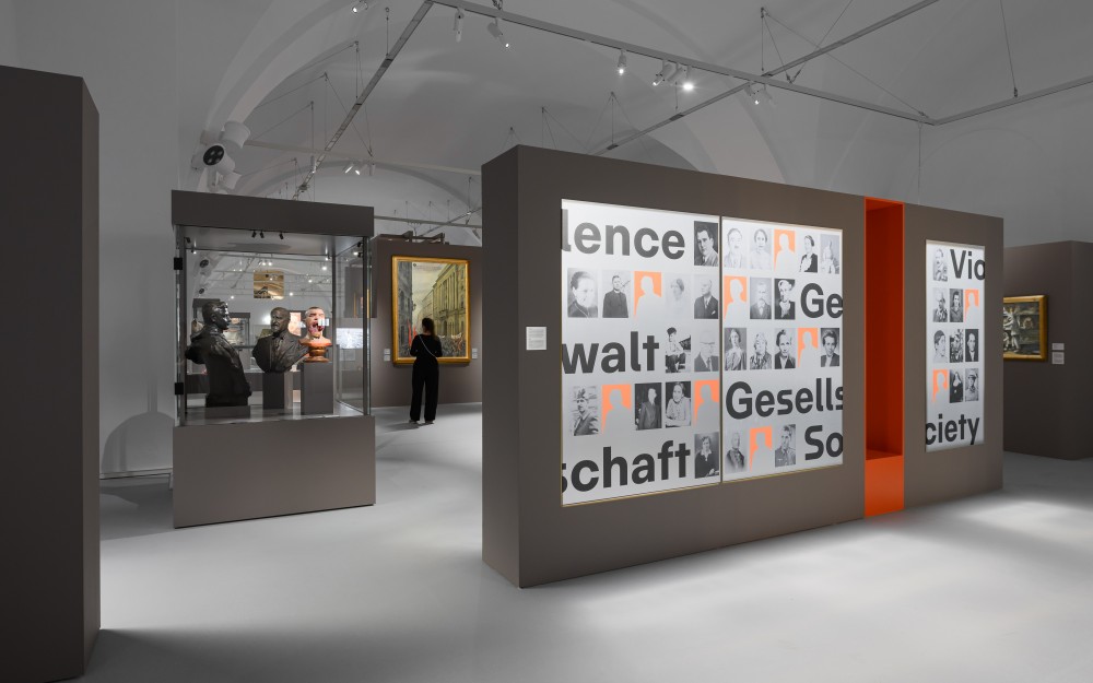 Ausstellungsansicht zur aktuellen Ausstellung „Gewalt
                                                – Gesellschaft. Österreich im Zeitalter der Weltkriege 1918 bis 1955“