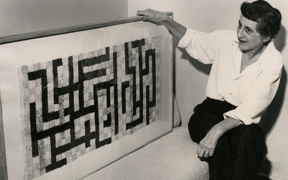 Anni Albers
                                                mit ihrer Arbeit Two, New Haven, Connecticut,1952