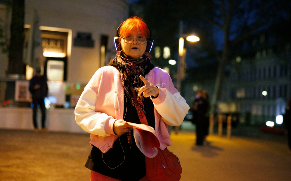 Straßenszene:
                                                eine Frau mit roten Haaren mit Kopfhörer