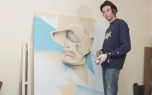 Skero vor der Leinwand